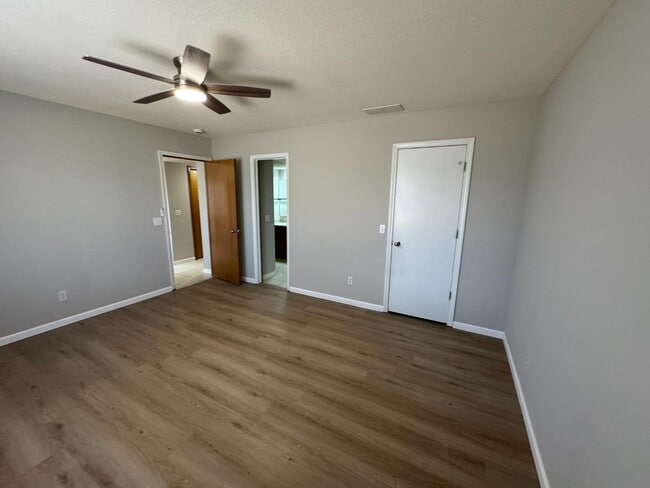 Building Photo - 410 Trent Ct