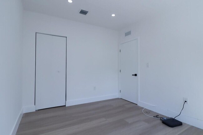 Building Photo - 3040 NW 13th Ave