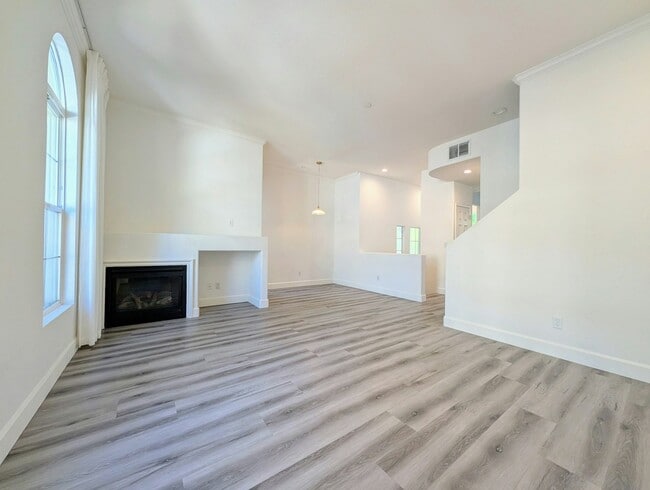 Building Photo - 827 Harmony Pl