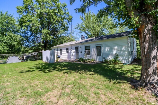 Building Photo - 3 bedroom home located in Russel Blvd School district!