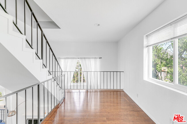 Building Photo - 815 N Las Palmas Ave