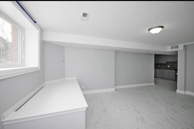 Building Photo - 6322 N Francisco Ave
