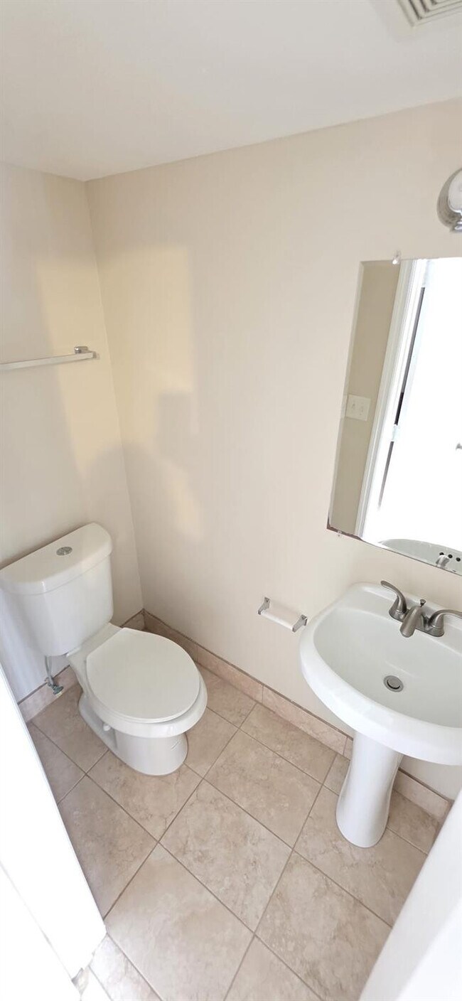 Building Photo - 1940 NW 4th Ct