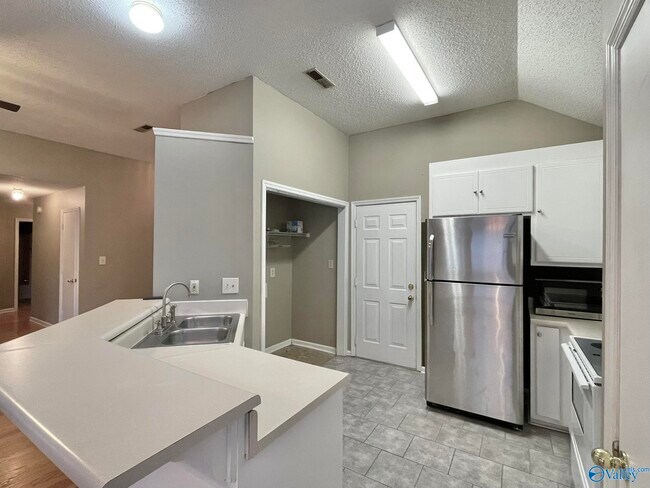 Building Photo - 105 Sugarwood Ct