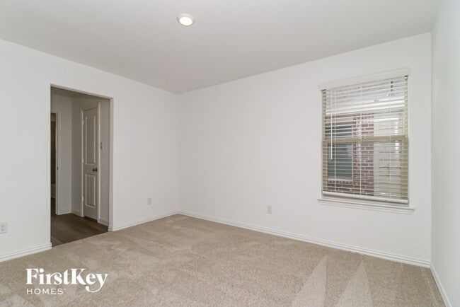 Building Photo - 10113 Elkhorn Dr