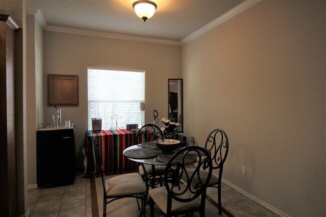 Building Photo - Condo WALKING DISTANCE TO TECH! Pre-leasin...
