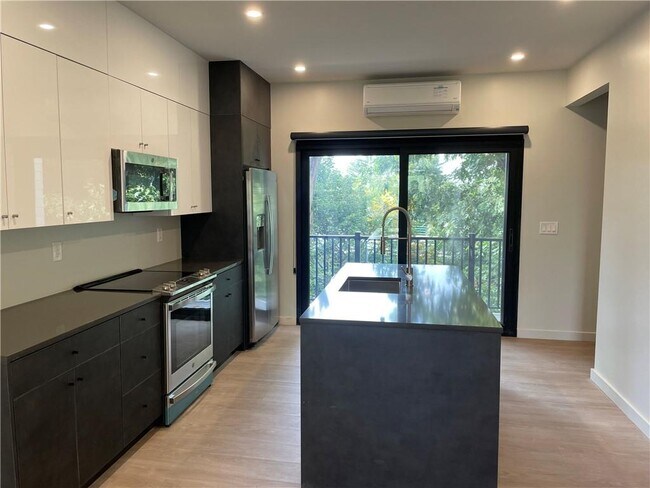 Building Photo - 47 Matilda St