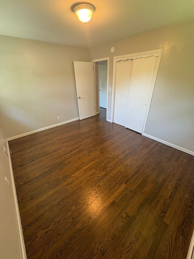Building Photo - Spacious 4 Bed / 2.5 Bath Home on Nearly 3/4 Acre Lot with Walkout Basement and Multiple Living A...