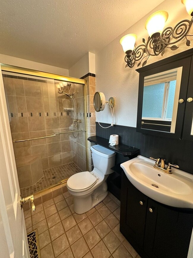 Building Photo - 3Bd/2.5Ba Newcastle Home