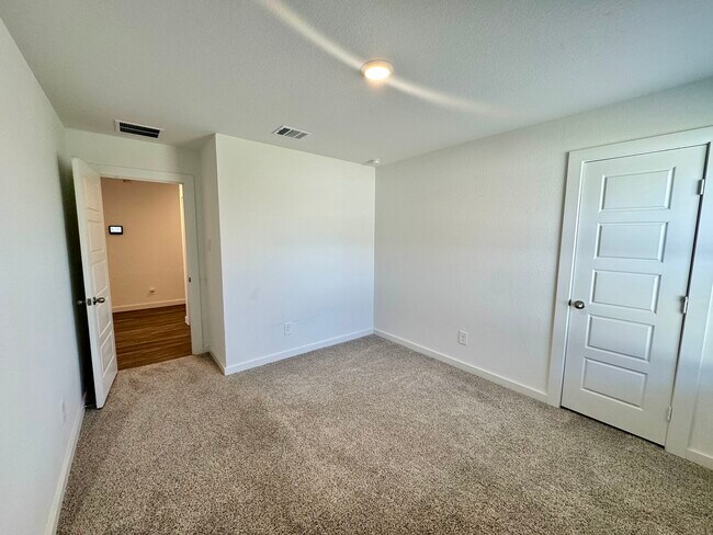 Building Photo - 1102 Rayburn Dr