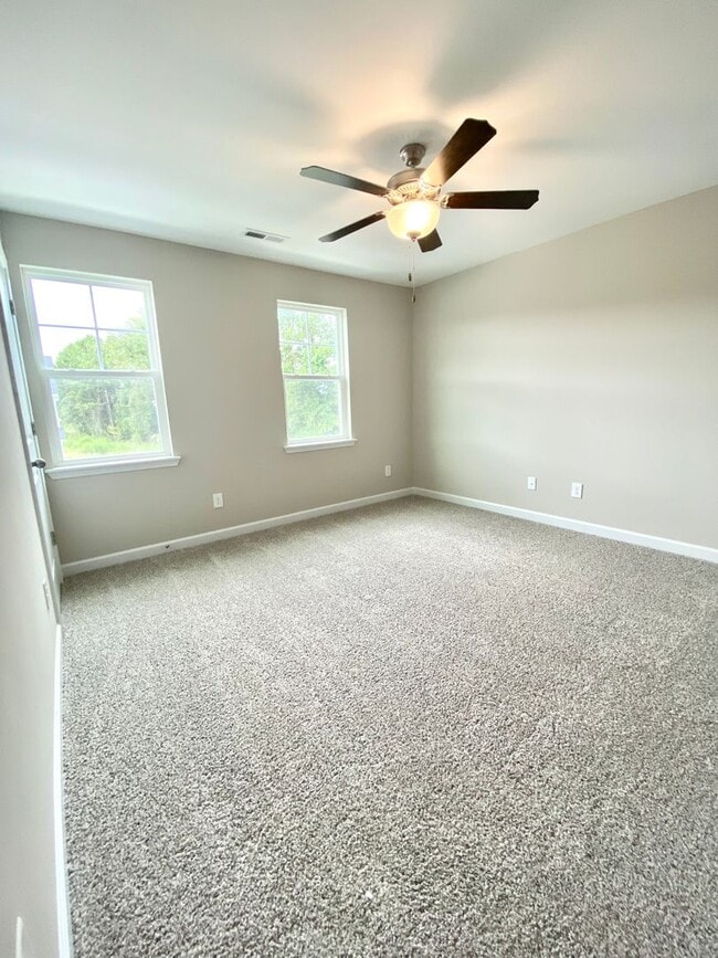 Building Photo - Well maintained Townhome in Piney Green!