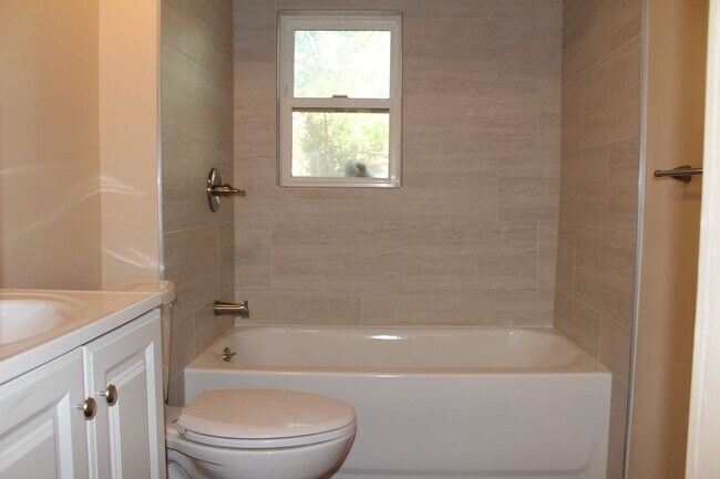 Building Photo - Recently renovated | Bay window | Walkable | Washer/Dryer combo in unit