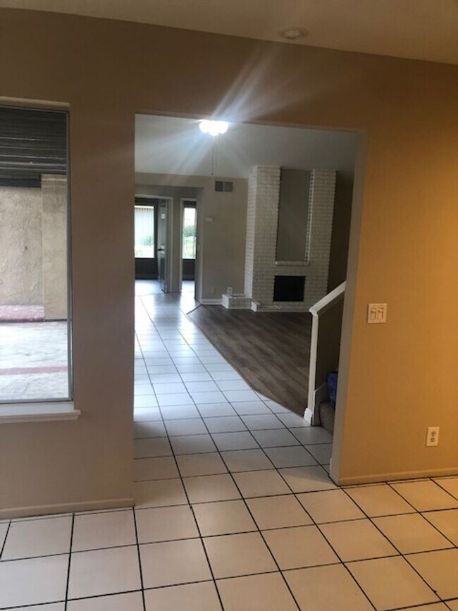 Building Photo - Beautifully Updated 3 Bed/2 Bath Single Fa...