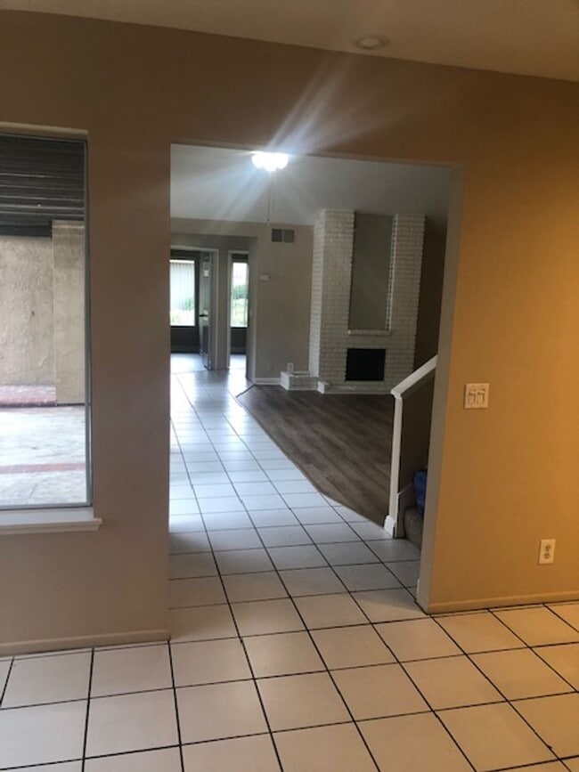 Building Photo - Move in Special! 3 Bed/2 Bath Single Famil...