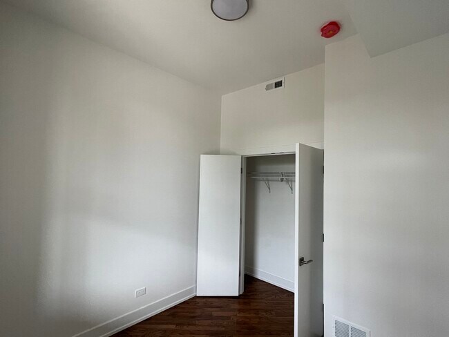 Building Photo - 2217 W Chicago Ave