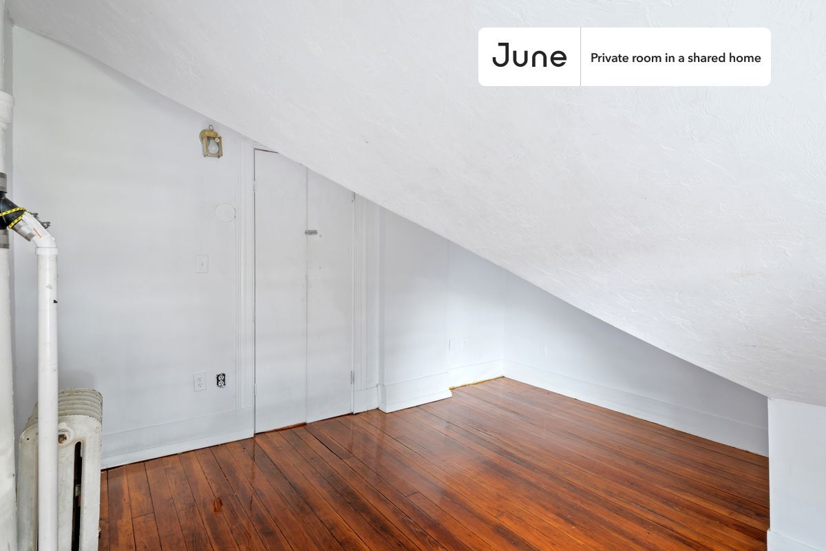 Building Photo - Private bedroom in 6 bed/2 bath Home