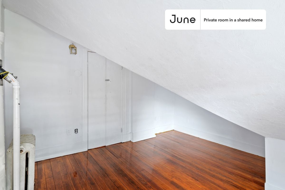 Building Photo - Room in Shared 6 bed/2 bath home