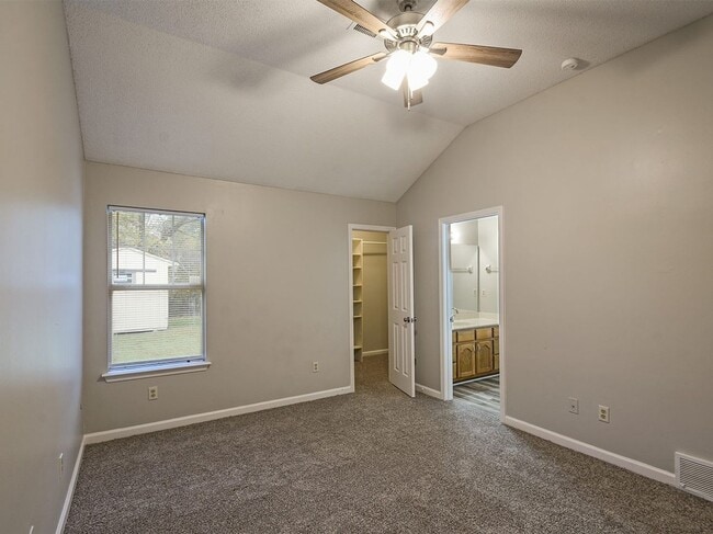 Building Photo - Adorable 3 bed, 2 bath home with stainless steel appliance package.