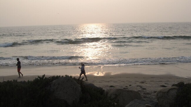 Building Photo - FOR SALE/ OCEAN FRONT/ $825K