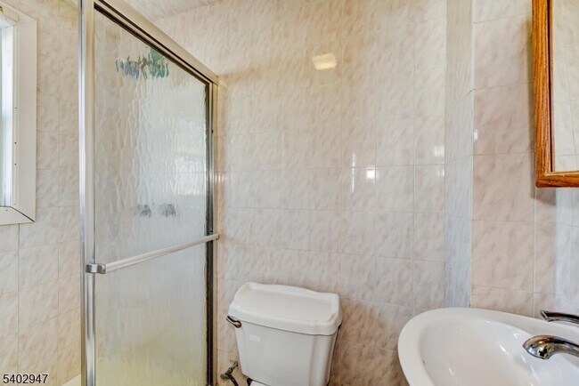 Building Photo - 946 W 7th St