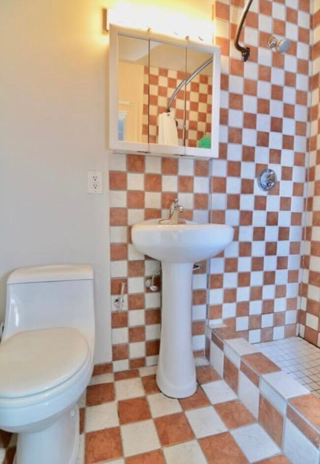 Building Photo - 3 St Charles St