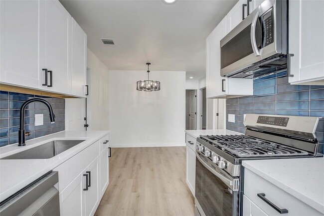 Building Photo - 1402 Valleyridge Cir