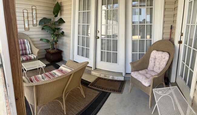 Small screened in porch - 1243 Carriage Dr