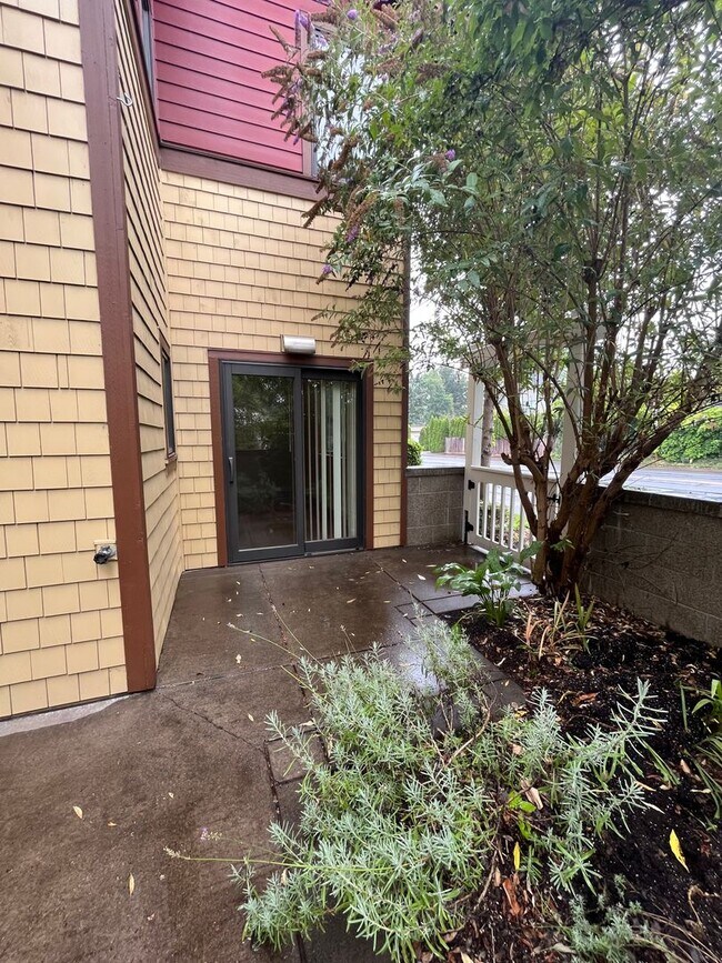 Building Photo - 3-Bedroom Condo in Cal Young