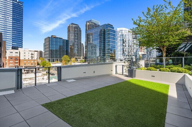 Building Photo - 2Bd/1.75Ba Bellevue Condo