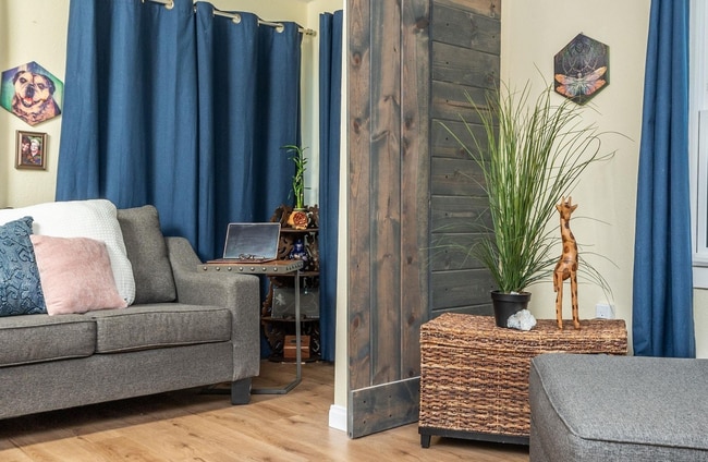 Building Photo - This 1bed/1bath bungalow comes with a BONU...