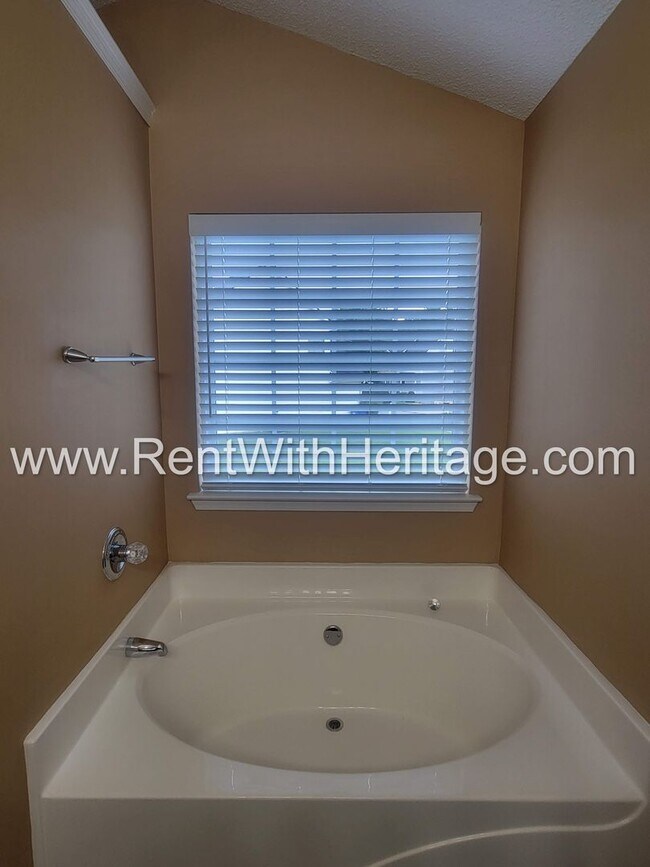 Building Photo - WOW!!! GORGEOUS HOME IN POPULAR CREEKSIDE SUBDIVSION / SWIM / TENNIS / UPGRADES GALLORE