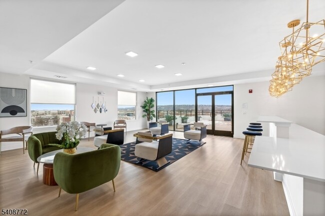 Building Photo - 321 E 3rd St