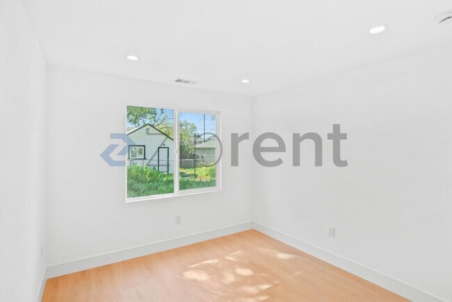 Building Photo - Unit 2