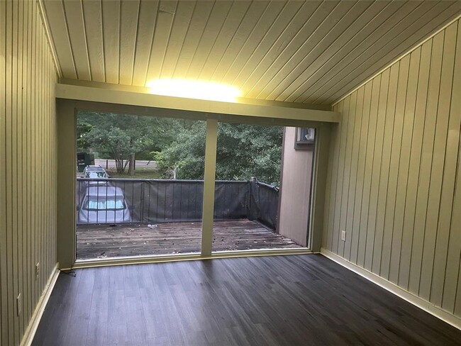 Building Photo - 15 Lakeway St