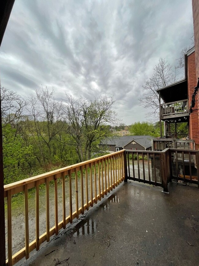 Building Photo - Spacious 1 Bedroom in Bellevue!