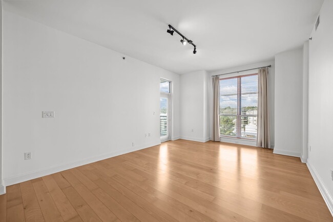 Building Photo - 618 N Boylan Ave