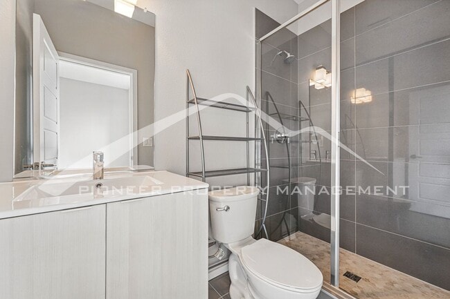 Building Photo - Spacious Home with Washer/Dryer and Mountain Views