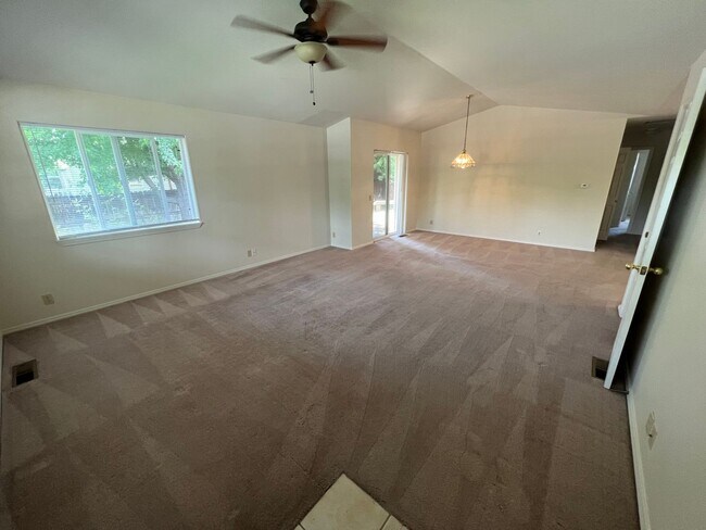 Building Photo - NE Bend 3 Bed/2 Bath Single Family Home - ...