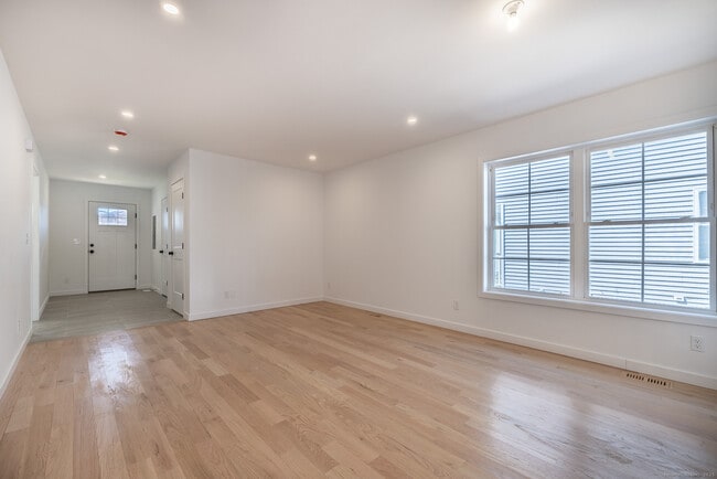 Building Photo - 330 Pleasantview Ave