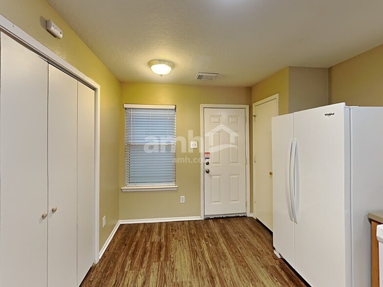 Building Photo - 6114 Elton Knolls St