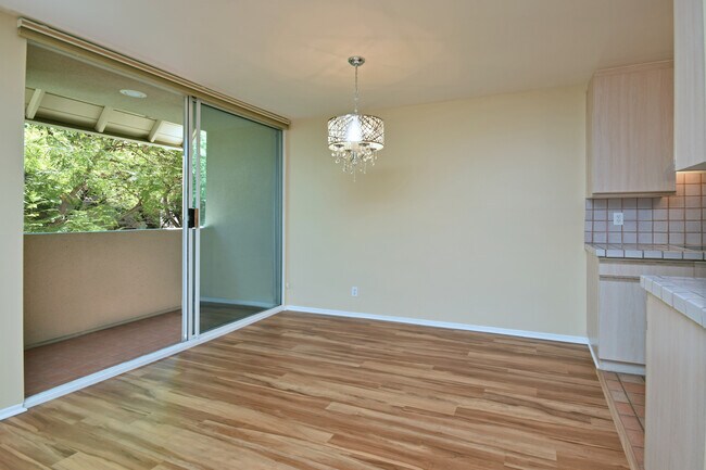 Building Photo - Luxurious 1+bdr, 1bath condo in prime Sher...