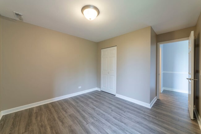 Building Photo - 6020 Oakwood Dr