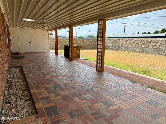 Building Photo - 10125 Chezelle Dr