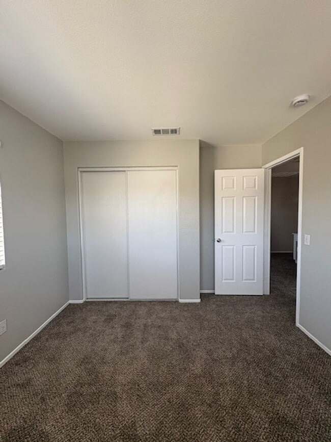 Building Photo - 4 Bedroom with NEW Carpet & Paint
