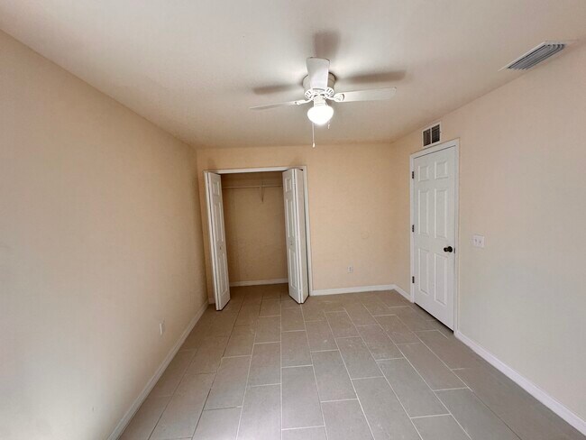 Building Photo - 1136 SE 9th Ct