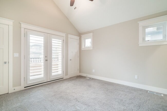 Building Photo - Luxury Townhome in the Heart of Lake Osweg...