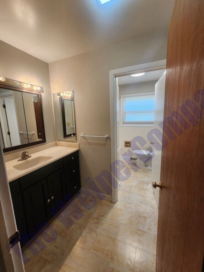 Building Photo - 4 Bedroom 2 bath House Available August 1st!