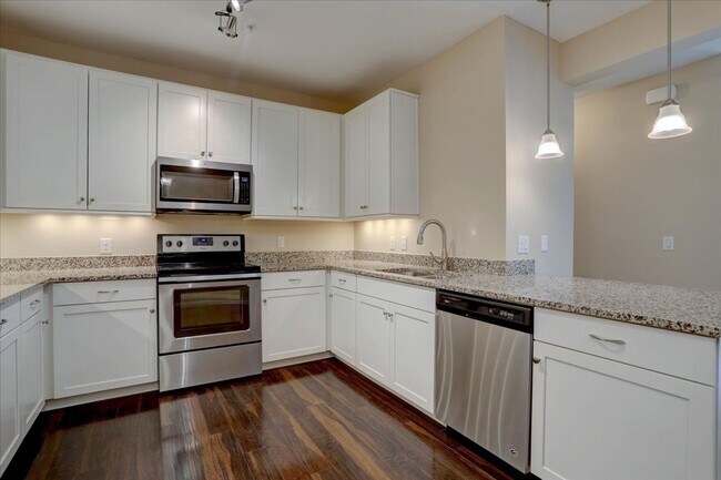 Building Photo - 2nd Floor, 2 bed, 2bath, Community Pool!