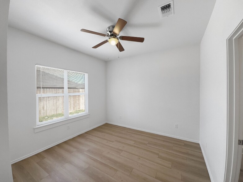 Building Photo - 5701 Kemper St
