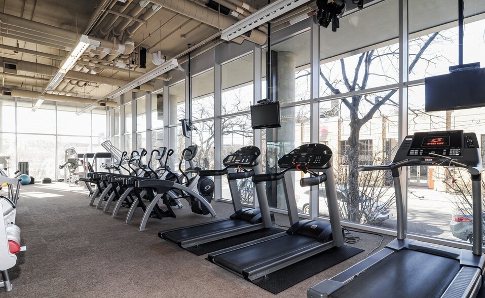 Building Photo - 860 W Blackhawk St